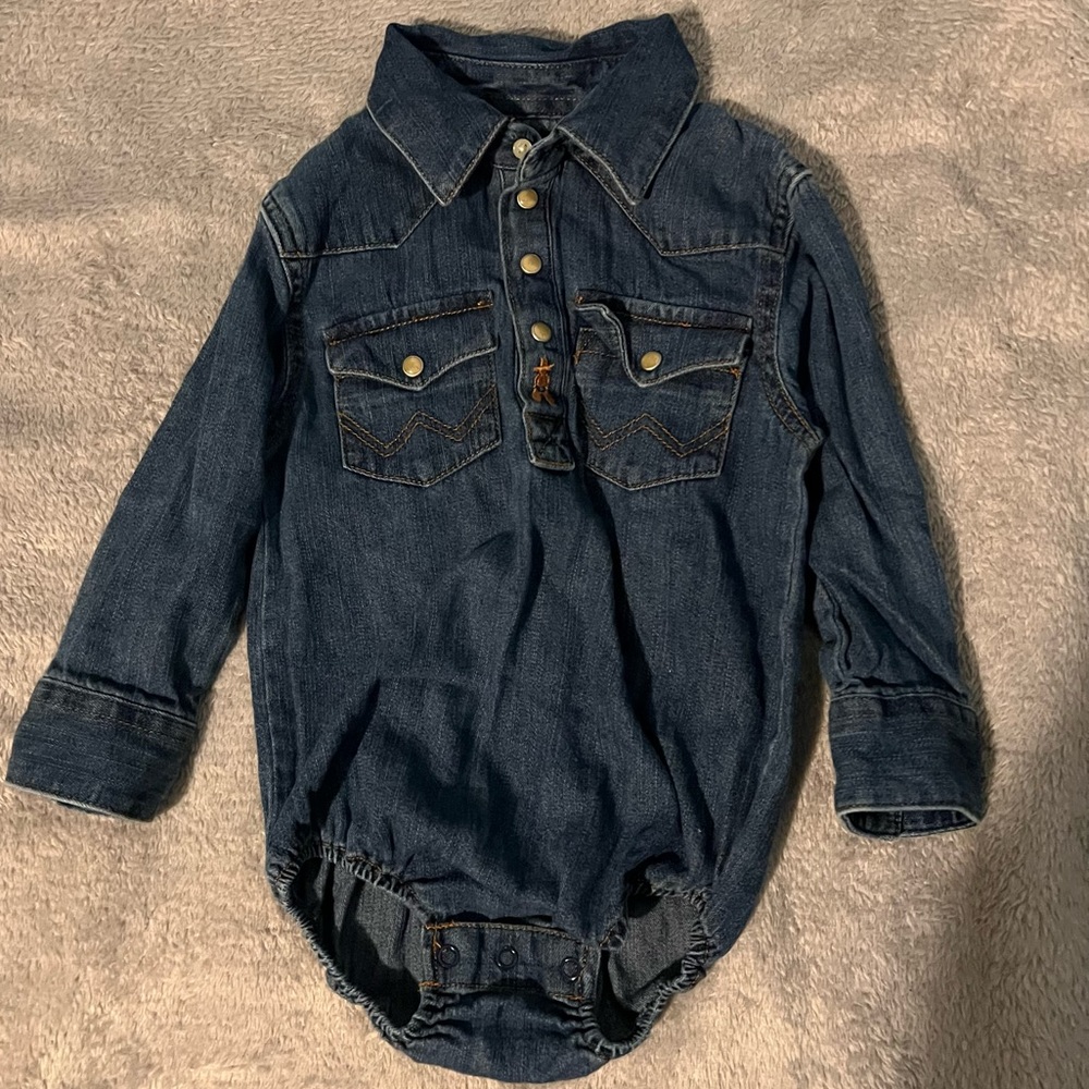 BABY BOY LONG SLEEVE BODYSUIT DENIM. Used in very good conditions. Size 24 M.